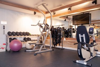 Ekipmanlı bir otelde modern bir spor salonunun arka plan iç, d