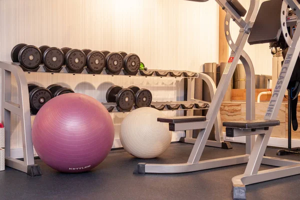 Arrière-plan intérieur d'une salle de gym moderne dans un hôtel avec équipement, d — Photo