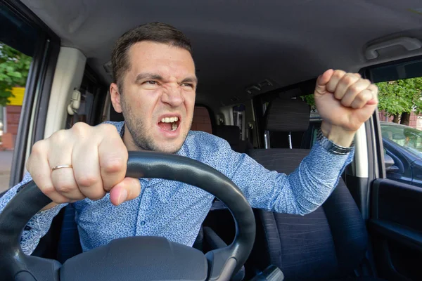 Emocjonalna zła osoba. Kierowca samochodu krzyczy na kogoś. — Zdjęcie stockowe
