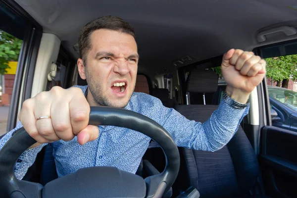 Känslomässig ond person. Bilens förare skriker åt någon. — Stockfoto