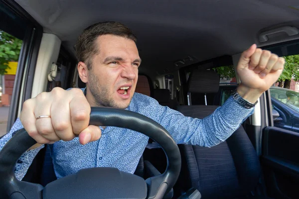 Maléfique émotionnel. Le conducteur de la voiture crie sur quelqu'un — Photo