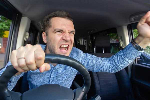 Emocjonalna zła osoba. Kierowca samochodu krzyczy na kogoś. — Zdjęcie stockowe