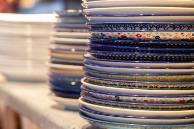 Orien ile closeup yığını beyaz ve renkli mavi porselen plakalar