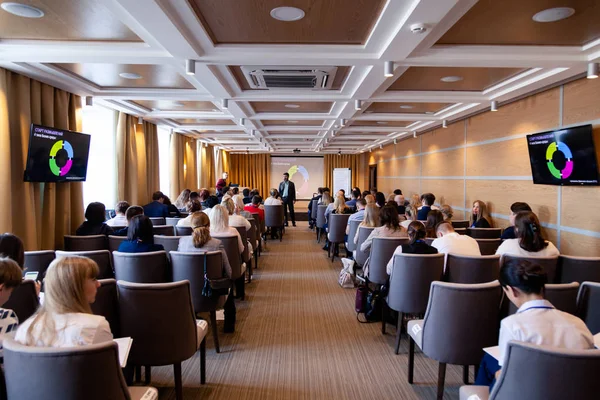 Speaker giving a talk at conference, presentation, business even — Stock Photo, Image