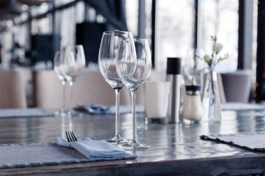 Restoran içi, modern ortam, şarap ve su bardakları,