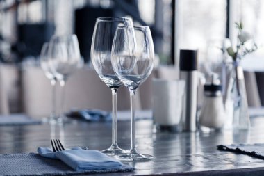 Restoran içi, modern ortam, şarap ve su bardakları,
