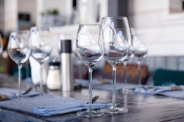 Restoran içi, modern ortam, şarap ve su bardakları,