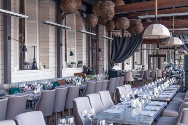 Restoran içi, modern ortam, şarap ve su bardakları,