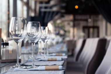Restoran içi, modern ortam, şarap ve su bardakları,