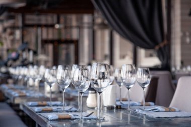 Restoran içi, modern ortam, şarap ve su bardakları,