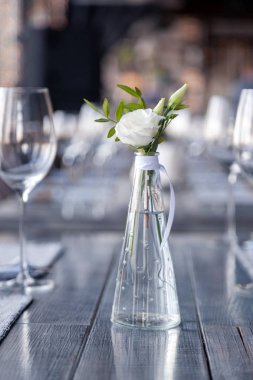 Modern restoran dekorasyonu, çiçekli cam vazo.