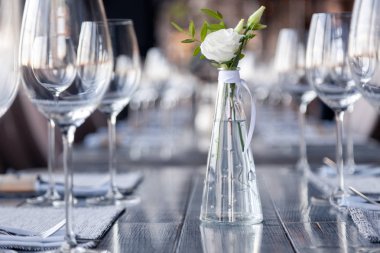 Modern restoran dekorasyonu, çiçekli cam vazo.