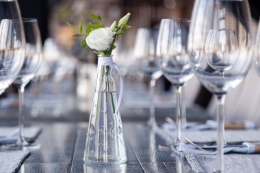 Modern restoran dekorasyonu, çiçekli cam vazo.