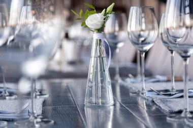 Modern restoran dekorasyonu, çiçekli cam vazo.