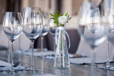 Modern restoran dekorasyonu, çiçekli cam vazo.