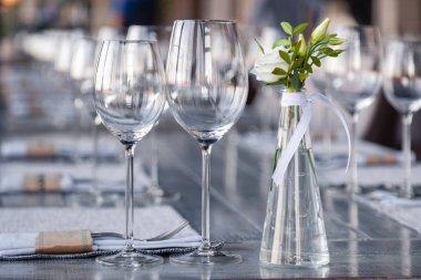 Modern restoran dekorasyonu, çiçekli cam vazo.