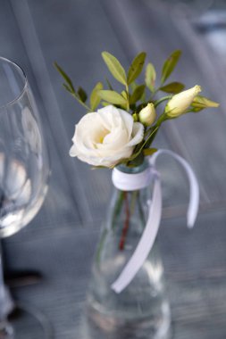 Modern restoran dekorasyonu, çiçekli cam vazo.