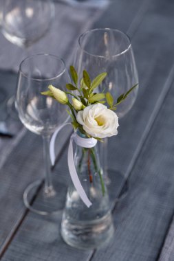 Modern restoran dekorasyonu, çiçekli cam vazo.