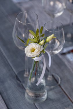 Modern restoran dekorasyonu, çiçekli cam vazo.