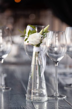 Modern restoran dekorasyonu, çiçekli cam vazo.