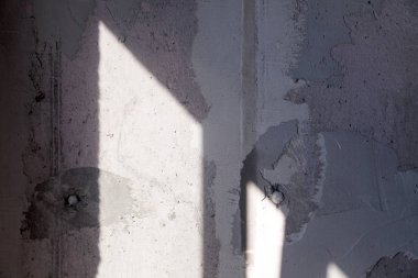 Doku arka planı. Sert dikişli gri beton duvar, havan topu,