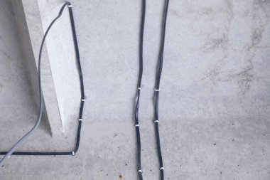 Tavanı döşeyen kablo. Duvardaki elektrik kabloları. Kablolama replası