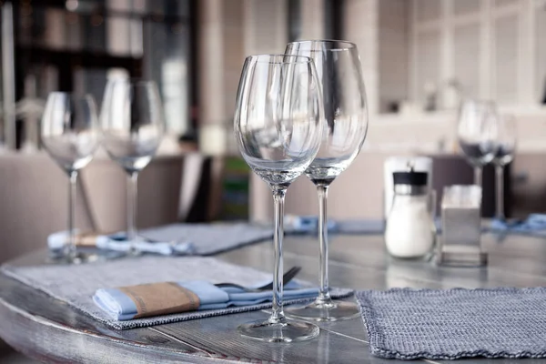 Ristorante interno, ambiente moderno, bicchieri di vino e acqua, per — Foto Stock