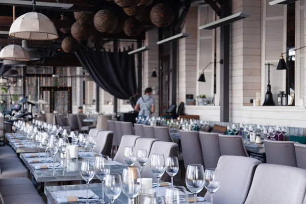 Ristorante interno, ambiente moderno, bicchieri di vino e acqua, per — Foto Stock