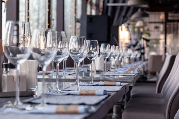 Ristorante interno, ambiente moderno, bicchieri di vino e acqua, per — Foto Stock