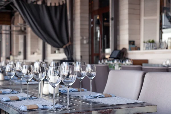 Интерьер ресторана, современная обстановка, бокалы для вина и воды — стоковое фото