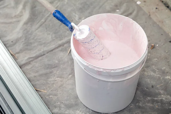 White bucket with paint roller and primer, close-up view from ab — Stock Photo, Image