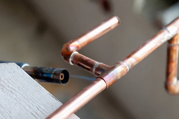 Primer plano profesional de soldadura de cobre tubos quemador de gas. Concepto — Foto de Stock