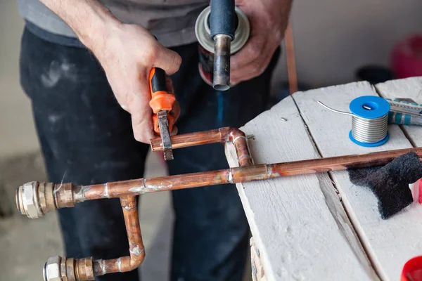 Closeup professional master plumber hands soldering copper pipes — Stock Photo, Image
