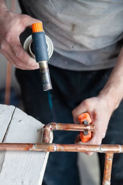 Penutup profesional induk tukang ledeng tangan solder pipa tembaga — Stok Foto