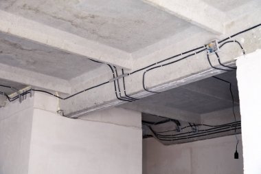 Kablo döşeme tavanı. Duvardaki elektrik telleri. Kablo değişimi. Hafif düz veya ofis bağlama. Profesyonel kurulum ampul, elektrik prizi, kablolar, kablolar, anahtarlar. Yalıtım