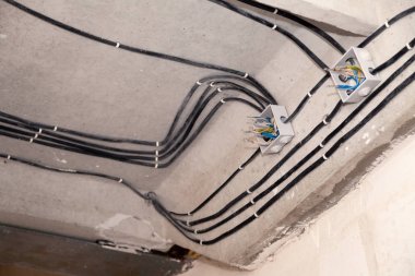 Kablo döşeme tavanı. Duvardaki elektrik telleri. Kablo değişimi. Hafif düz veya ofis bağlama. Profesyonel kurulum ampul, elektrik prizi, kablolar, kablolar, anahtarlar. Yalıtım