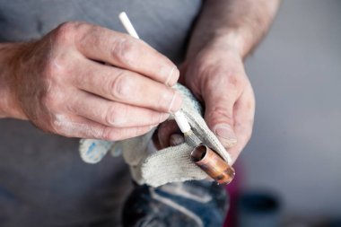  işçi tesisatçı ustası profesyonel fırça ile bakır borular temizlik. Konsept kurulumu, değişen boru hattı, lehim akısı yapıştırıcısı, profesyonel onarım, sızıntı, mola