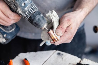 işçi tesisatçı ustası profesyonel fırça ile bakır borular temizlik. Konsept kurulumu, değişen boru hattı, lehim akısı yapıştırıcısı, profesyonel onarım, sızıntı, mola