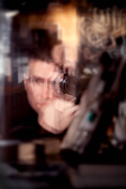 Bulanık fotoğraf genç çekici kafkas adam fotoğrafçı