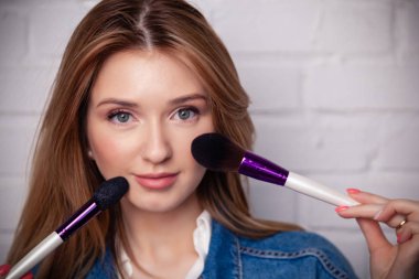 Closeup portre genç kafkas güzel kadın fırçalar tutan