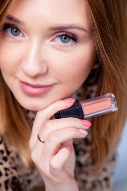 Güzel kafkas kız sanatçı, visagiste, model makyaj