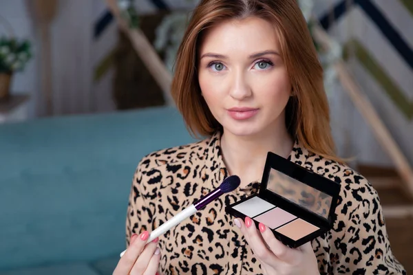 Çekici kafkas kız makyaj sanatçısı, visagiste, model