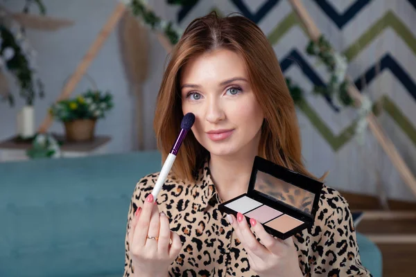 Çekici kafkas kız makyaj sanatçısı, visagiste, model