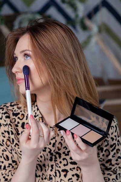 Çekici kafkas kız makyaj sanatçısı, visagiste, model