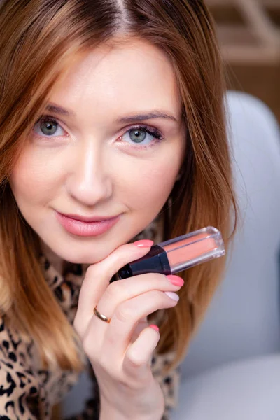 Güzel kafkas kız sanatçı, visagiste, model makyaj