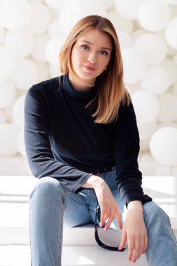 Siyah kazak sevimli güzel güzel güzel çekici romantik kız 