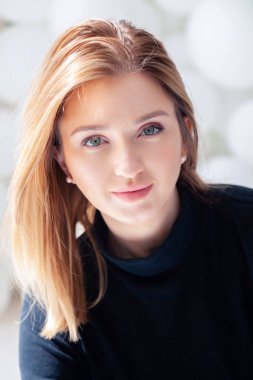 Siyah kazak sevimli güzel güzel güzel çekici romantik kız 