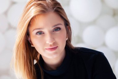 Siyah kazak sevimli güzel güzel güzel çekici romantik kız 