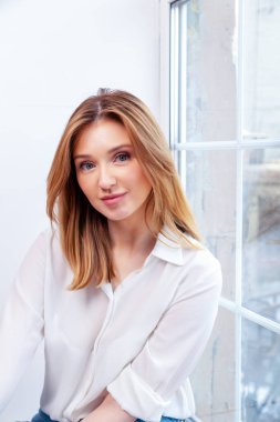 Beyaz tişörtlü, beyaz saçlı, beyaz saçlı güzel beyaz kız.