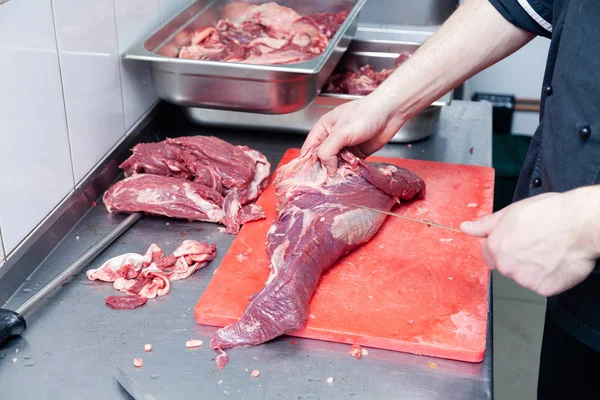 남자 정육점 요리사 요리사의 클로즈업 손은 돼지 고기와 쇠고기 고기를 잘라 — 스톡 사진